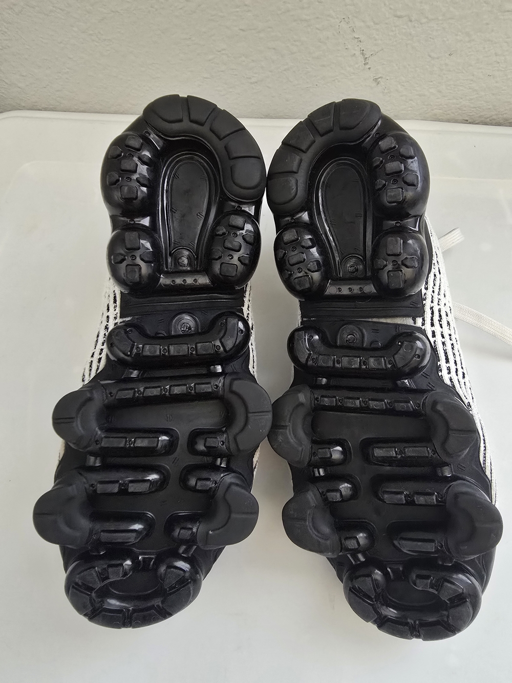 Nike Air VaporMax Flyknit 3 GS Black White Size 4Y - Picture 5 of 7
